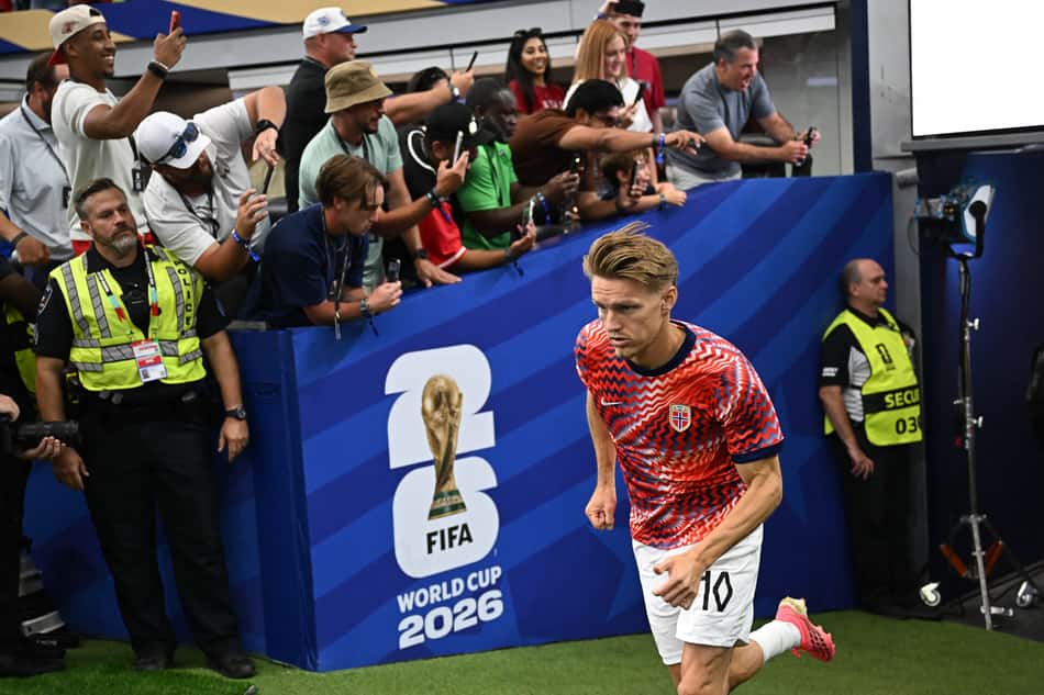 Martin Odegaard entrando em campo para se aquecer durante partida válida pela Copa do Mundo.