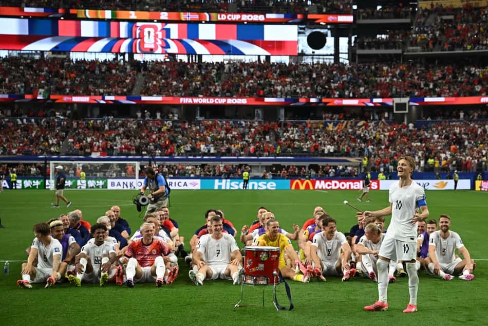 Às vésperas de jogo com Brasil, torcedores repercutem remada viking da Noruega (Foto: Paul ELLIS / AFP)