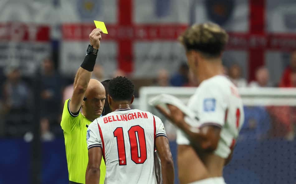 Jude Bellingham recebendo cartão amarelo durante a Copa do Mundo.