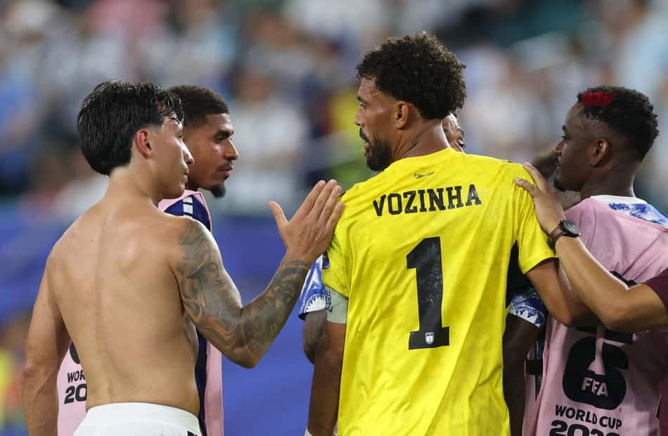 Vozinha, goleiro de Cabo Verde, após a eliminação para a Argentina na Copa do Mundo.