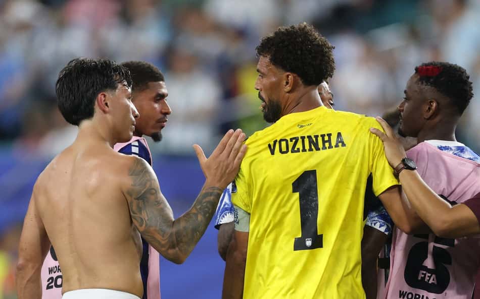 Vozinha, goleiro de Cabo Verde, após a eliminação para a Argentina na Copa do Mundo.