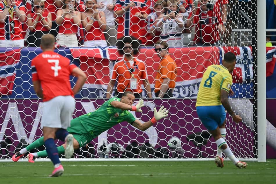 Bruno Guimarães durante cobrança de pênalti em Brasil x Noruega