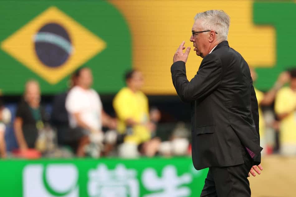 Técnico brasileiro Carlo Ancelotti durante a partida contra a Noruega.