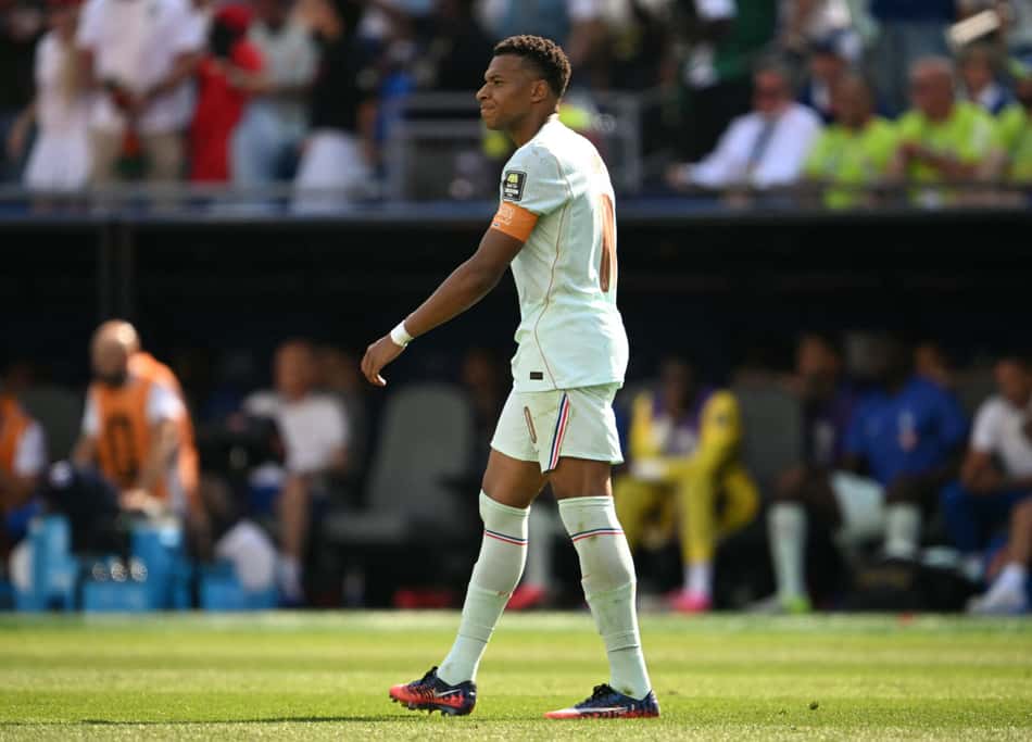 Mbappé faz careta e caminha no gramado após perder o pênalti contra o Marrocos na Copa do Mundo