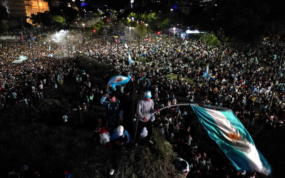 De Buenos Aires à Espanha, torcida argentina celebra remontada e final da Copa do Mundo