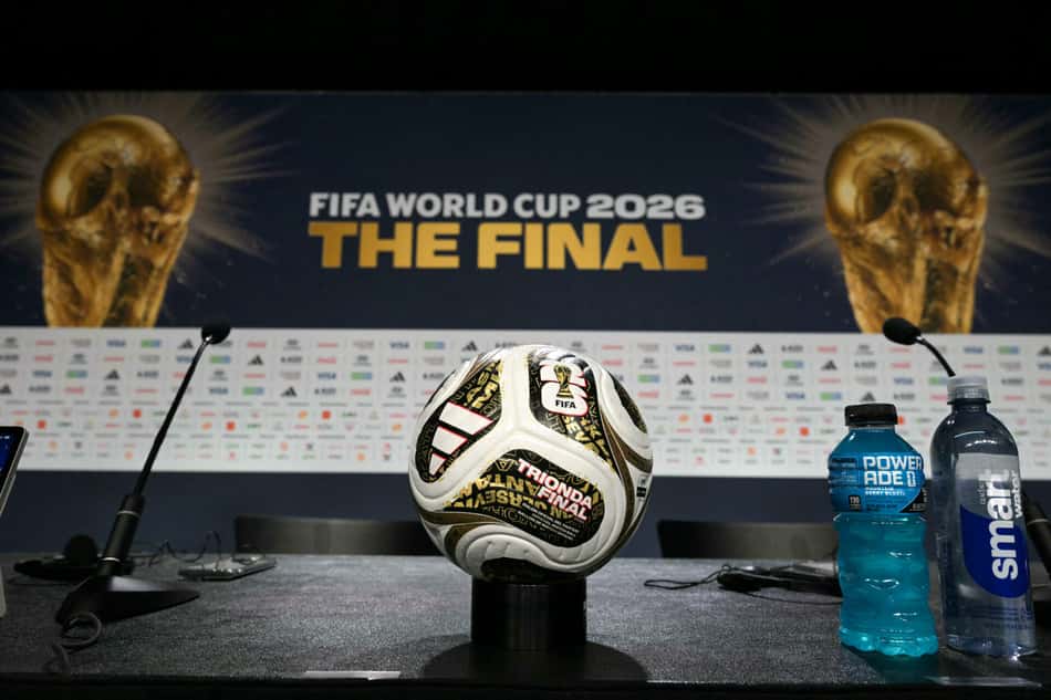 Bola da final da Copa do Mundo na coletiva de imprensa antes da grande decisão.