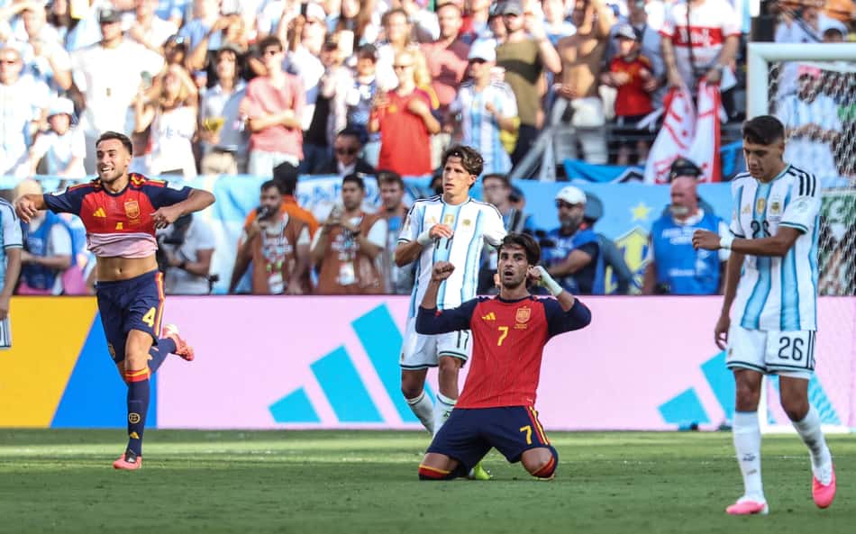 Ferran Torres celebrando o título da Copa do Mundo, após apito final contra a Argentina.
