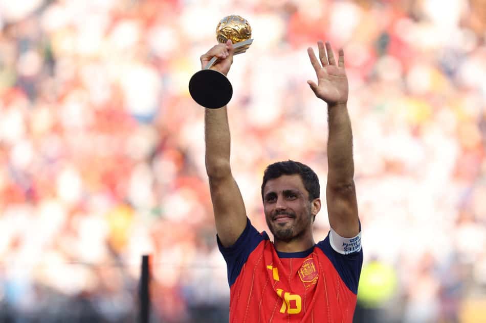 Rodri com o troféu de melhor jogador da Copa do Mundo de 2026.