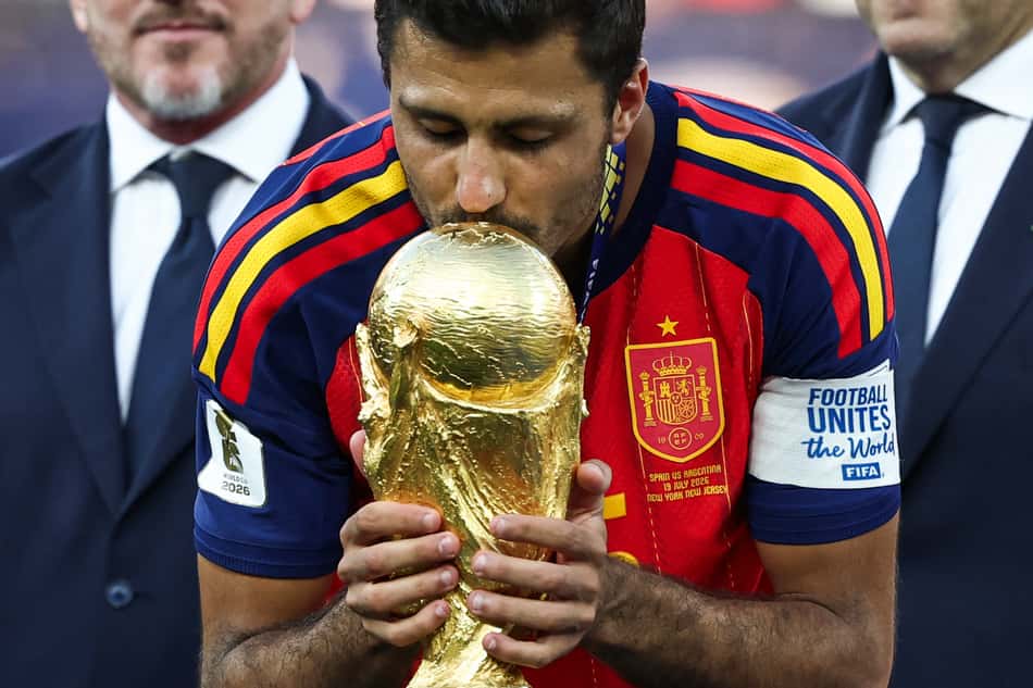 Rodri, eleito melhor jogador da Copa, beijando o troféu do Mundial.