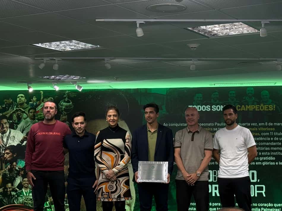 Abel Ferreira, comissão técnica e Leila Pereira, presidente do Palmeiras