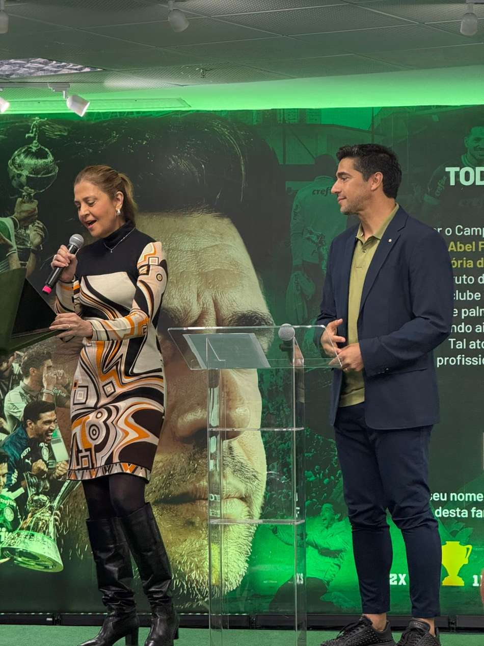 Abel Ferreira ao lado de Leila Pereira, presidente do Palmeiras