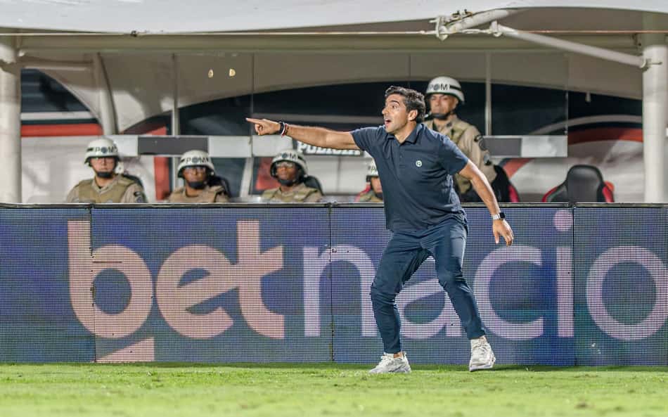 Abel Ferreira orienta os jogadores do Palmeiras à beira do gramado do Barradão