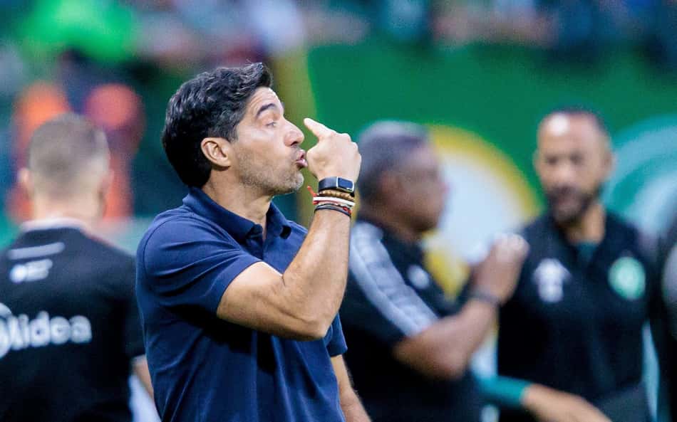 Abel Ferreira, técnico do Palmeiras, à beira do campo no duelo com a Chapecoense pelo Brasileirão