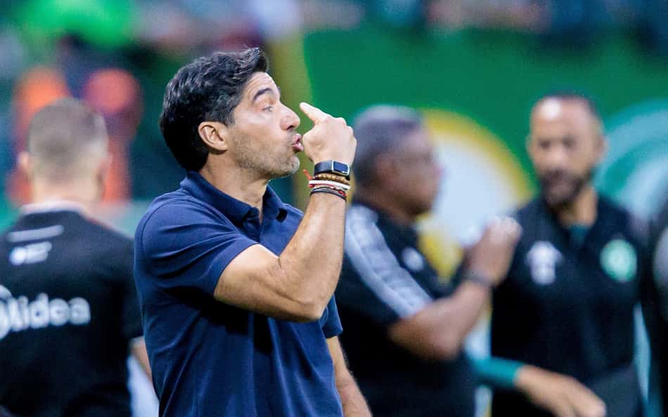 Abel Ferreira, técnico do Palmeiras, à beira do campo no duelo com a Chapecoense pelo Brasileirão