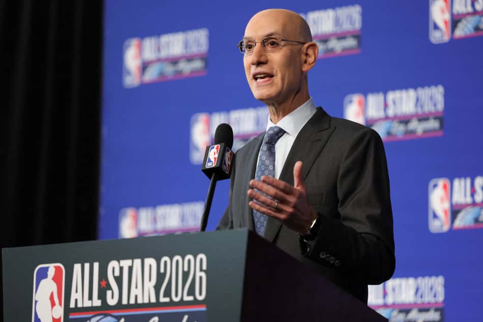 O comissário da NBA, Adam Silver, fala em coletiva durante o fim de semana do All-Star 2026 no Intuit Dome, em Inglewood, Califórnia, em 14 de fevereiro de 2026 (Foto: Ryan sirius sun/getty images via afp)