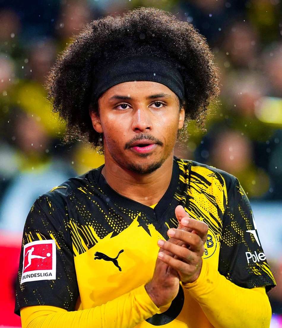 Adeyemi agradecendo aos torcedores em substituição no Borussia Dortmund