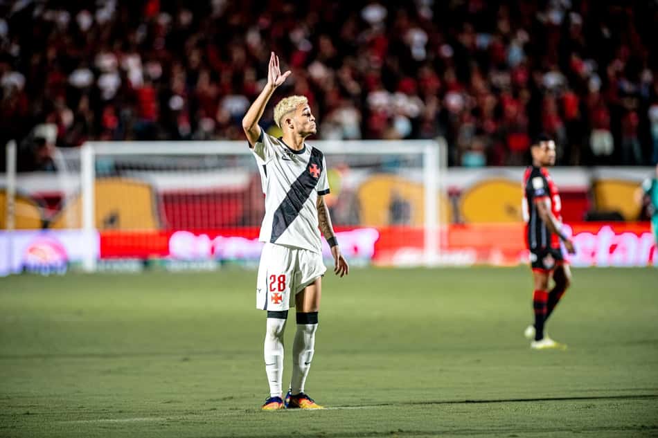 Adson em ação durante Vitória x Vasco no Barradão pela 19ª rodada do Campeonato Brasileiro
