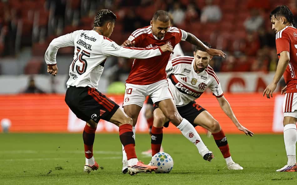 Alan Patrick em ação durante Internacional x Flamengo pelo Brasileirão
