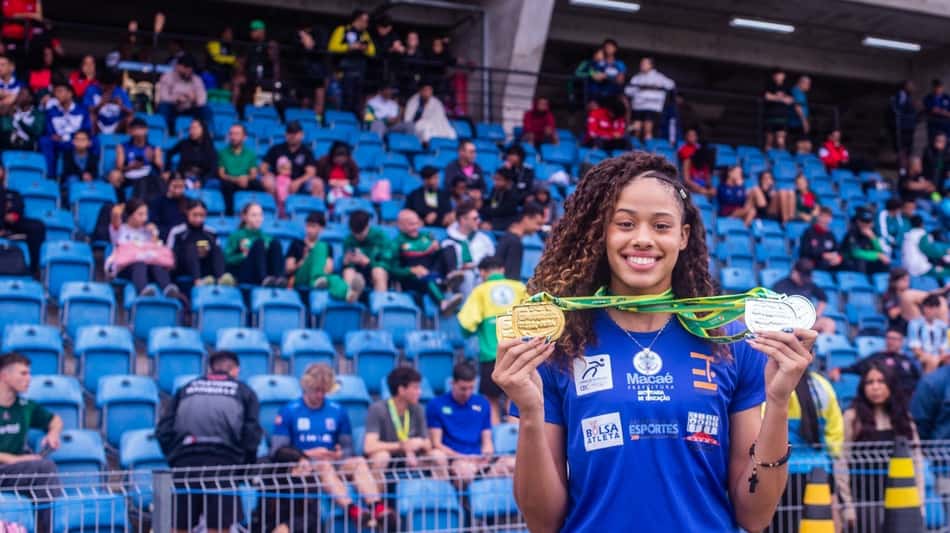 Além das medalhas de ouro, Hakelly conquistou duas medalhas de prata nos revezamentos 4x100 metros feminino e 4x400 metros misto com a sua equipe (Foto: Gustavo Alves/CBAt)