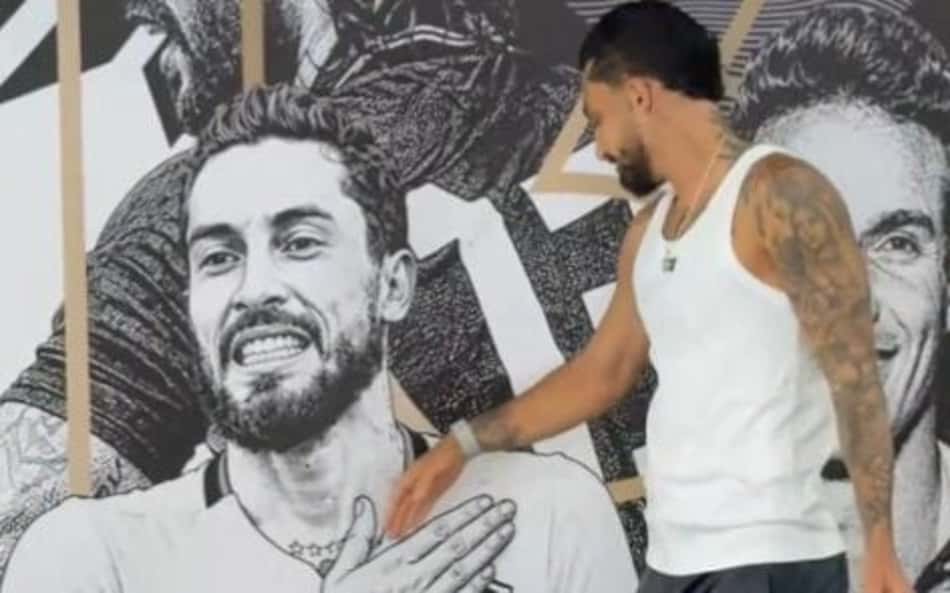 Botafogo homenageia Alex Telles em painel especial no Nilton Santos