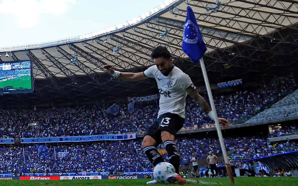 Alex Telles cobrou escanteio que originou gol do Botafogo