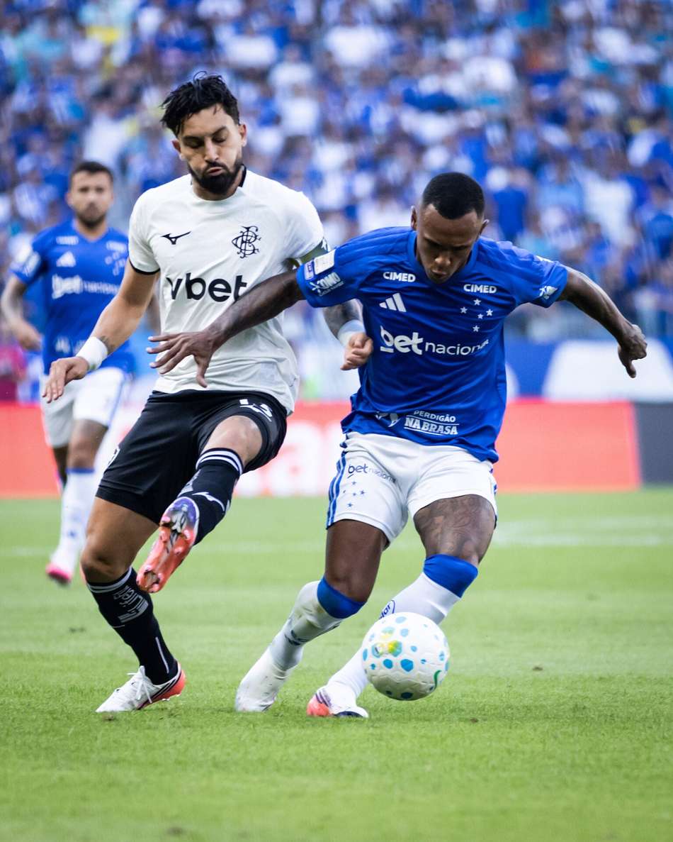 Marquinhos e Telles disputam bola