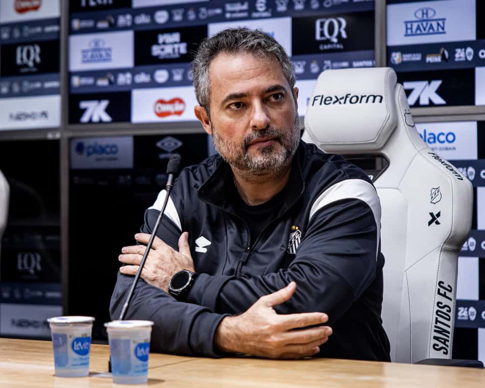 Alexandre Mattos durante entrevista coletiva no Santos