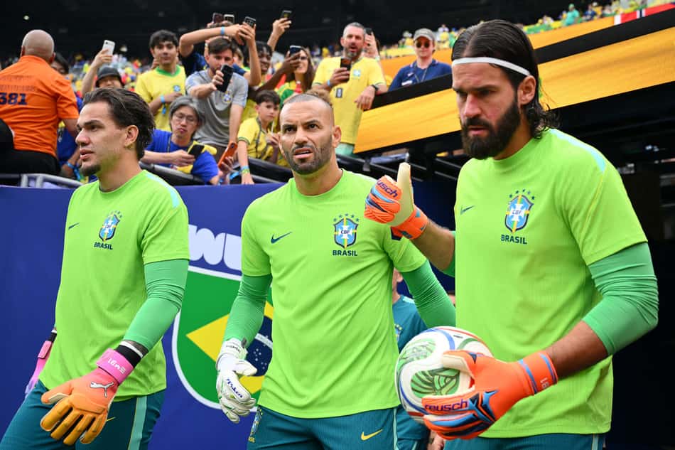 Alisson, Ederson e Weverton entrando em campo para aquecer antes de Brasil 1 x 2 Noruega pelas oitavas de final da Copa do Mundo 2026