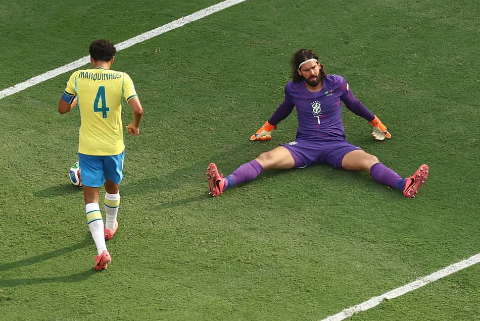 Alisson e Marquinhos, da Seleção Brasileira, lamentam segundo gol da Noruega pelas oitavas de final da Copa do Mundo (Foto: CHARLY TRIBALLEAU/AFP)