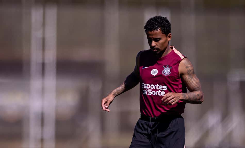 Allan, volante do Corinthians, com a bola nos pés