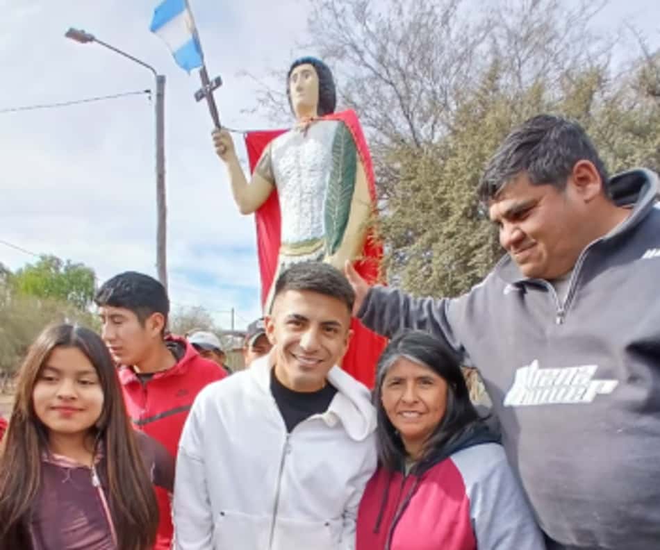 Almada durante visita na Argentina