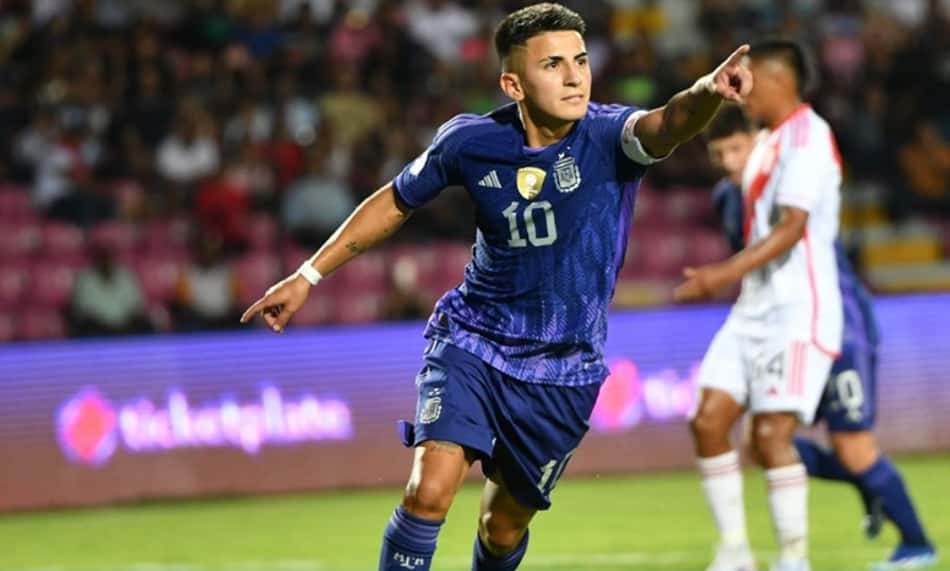Almada comemora gol pela seleção argentina