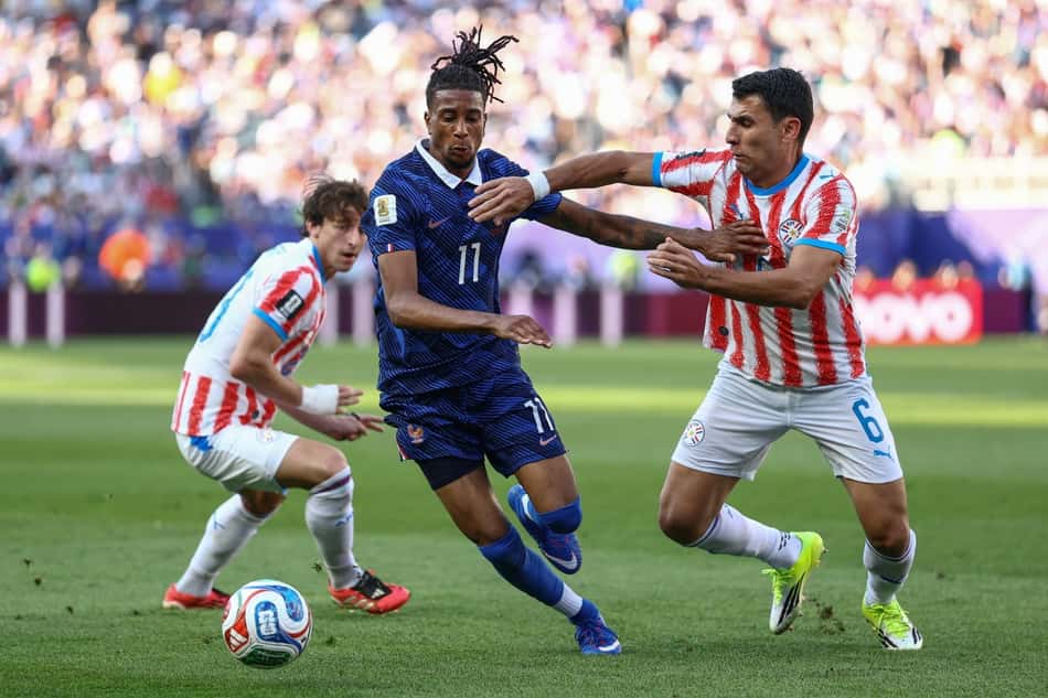 Junior Alonso com a camisa do Paraguai contra a França na Copa do Mundo