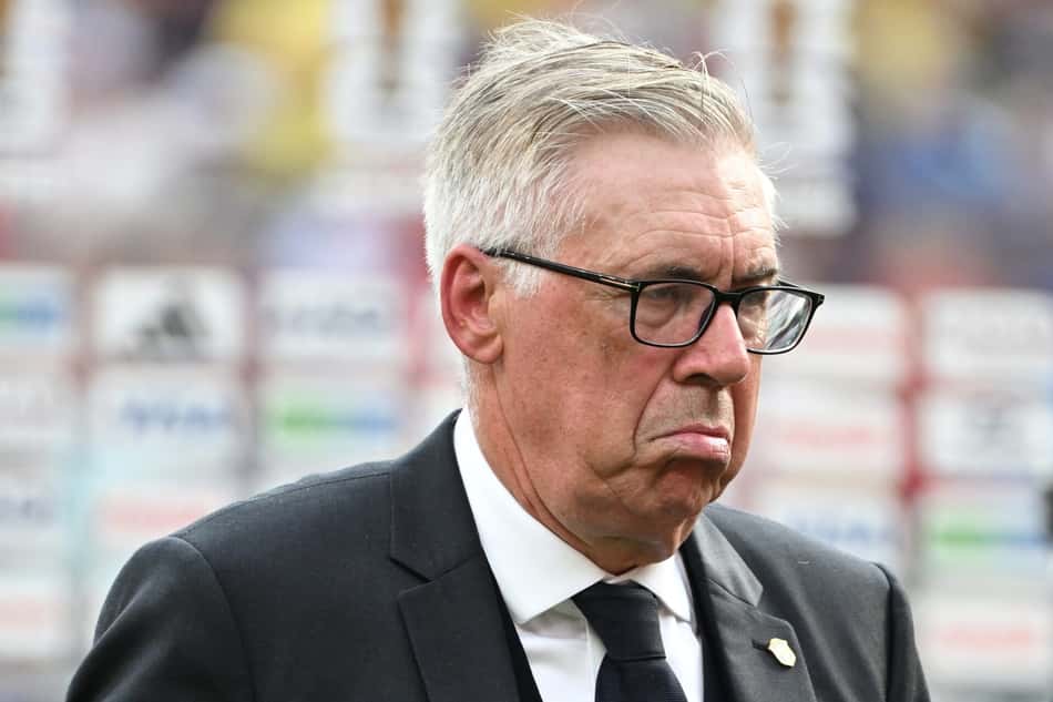 Ancelotti com expressão facial fechada após queda do Brasil na Copa do Mundo