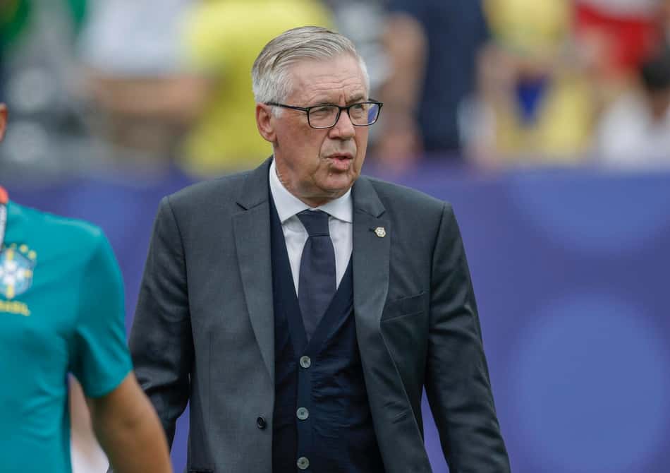 Ancelotti acompanha a partida entre Brasil x Noruega