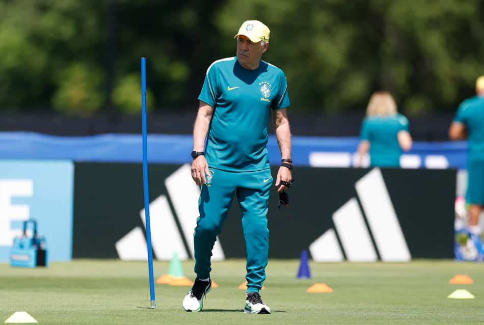 Ancelotti de boné amarelo e uniforme verde durante o treino da Seleção Brasileira nos Estados Unidos