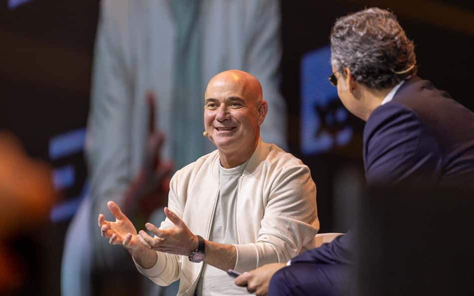 Andre Agassi gesticula em palestra da XP em São Paulo