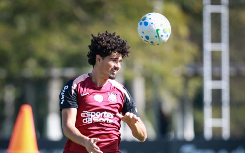 André Ramalho cabecei bola durante treino no Corinthians