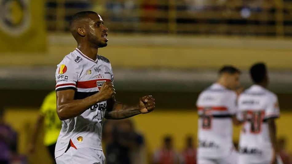 André Silva com a camisa do São Paulo