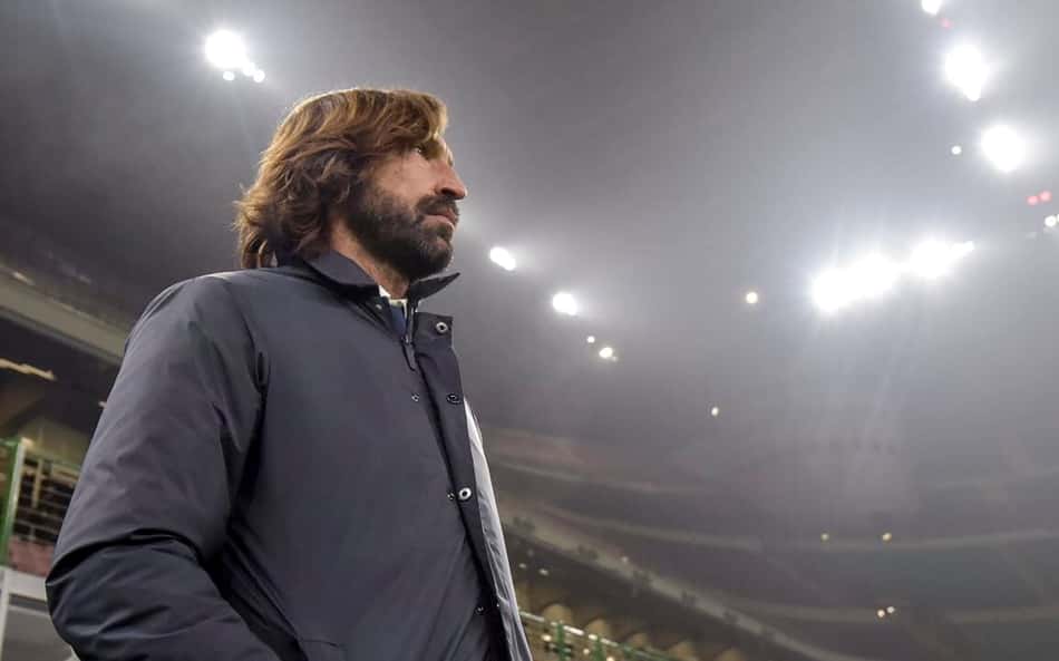 Andrea Pirlo à beira do campo durante seu trabalho como técnico da Juventus
