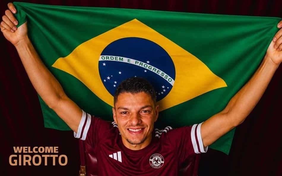 Andrei Girotto ergue bandeira do Brasil em apresentação em novo clube