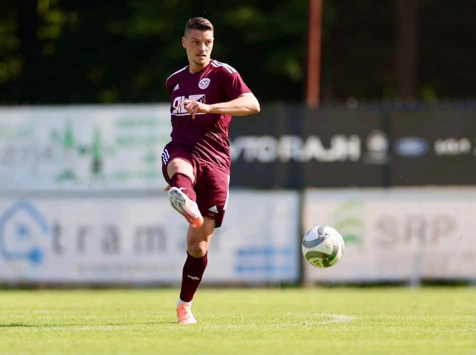 Andrei Girotto passa a bola em treino