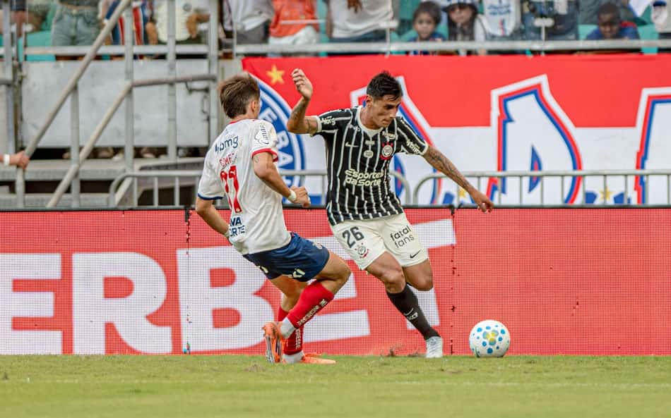 Angileri tenta cruzamento na partida entre Bahia x Corinthians