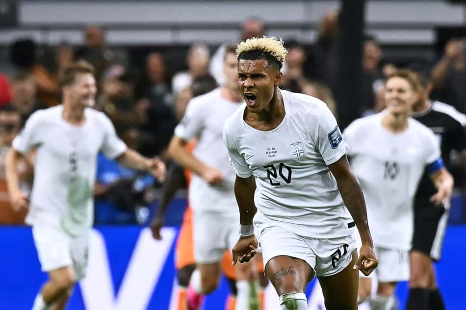 O atacante Antonio Nusa corre e vibra comemorando o primeiro gol da Noruega sobre a Costa do Marfim pela Copa do Mundo