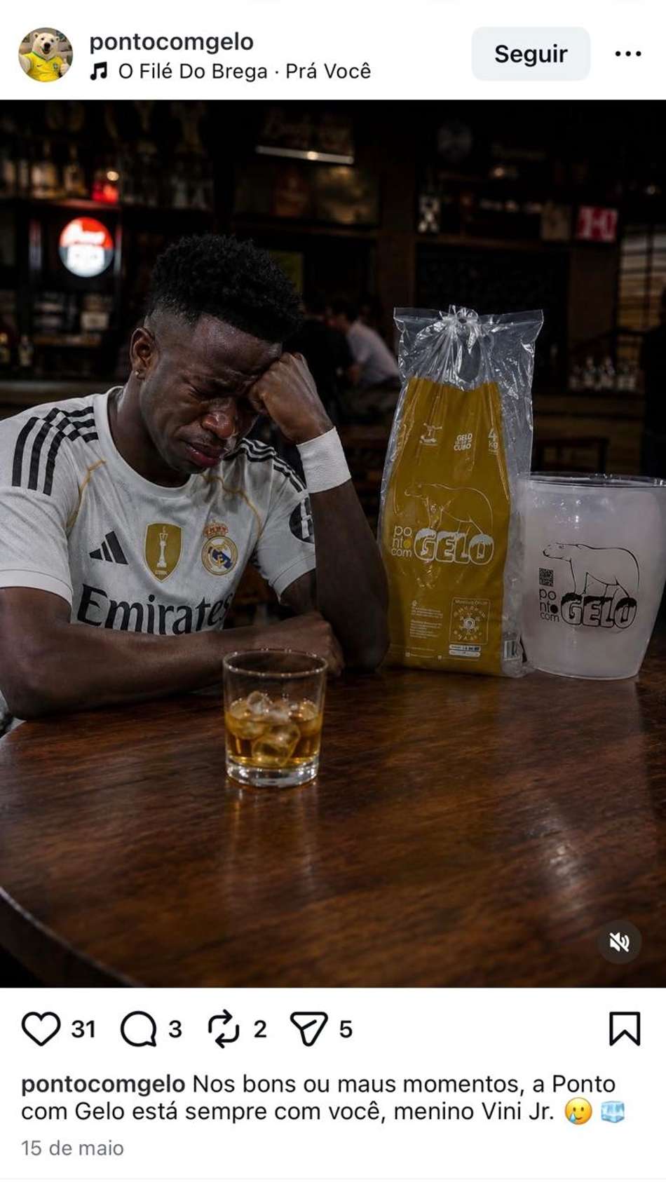 Anúncio no Instagram. com a imagem de Vinícius Jr. sentado numa mesa de bar com um copo de uísque com  gelo e um saco de gelo ao lado
