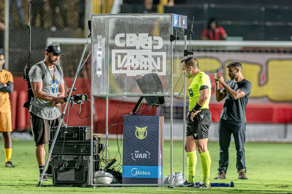 Arbitragem polêmica em Vitória x Palmeiras pelo Brasileirão