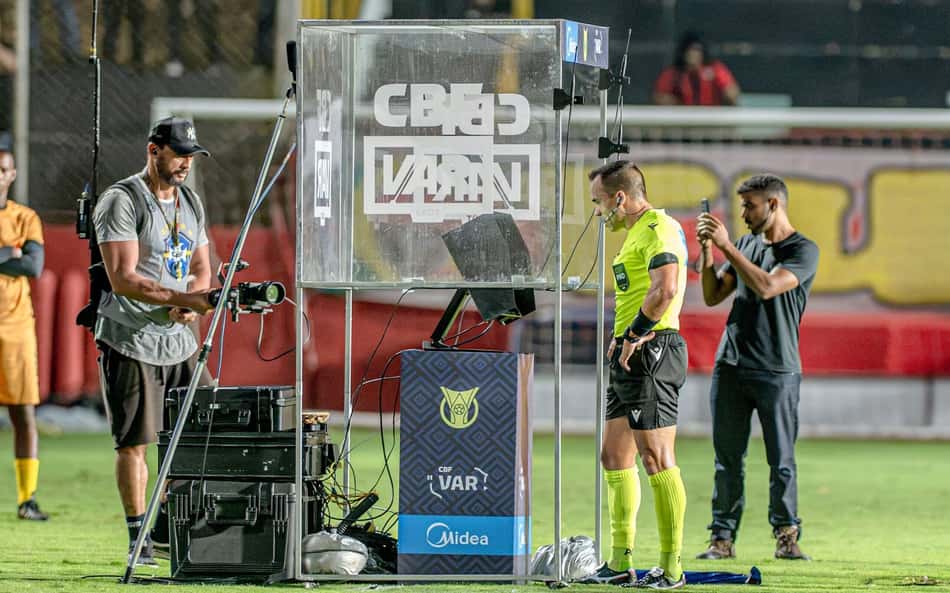 Vitória provoca Palmeiras após polêmica de arbitragem: 'Parabéns'