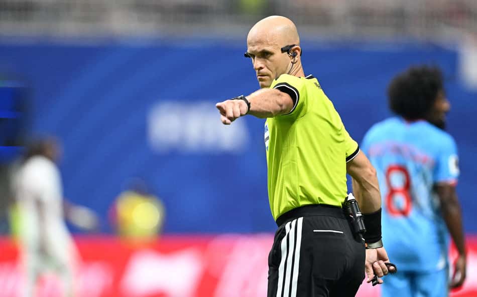 O árbitro jordaniano Adham Makhadmeh gesticula durante a partida de futebol das oitavas de final da Copa do Mundo de 2026 entre Inglaterra e República Democrática do Congo, no Atlanta Stadium, em Atlanta (Foto: Roberto Schmidt / Afp)