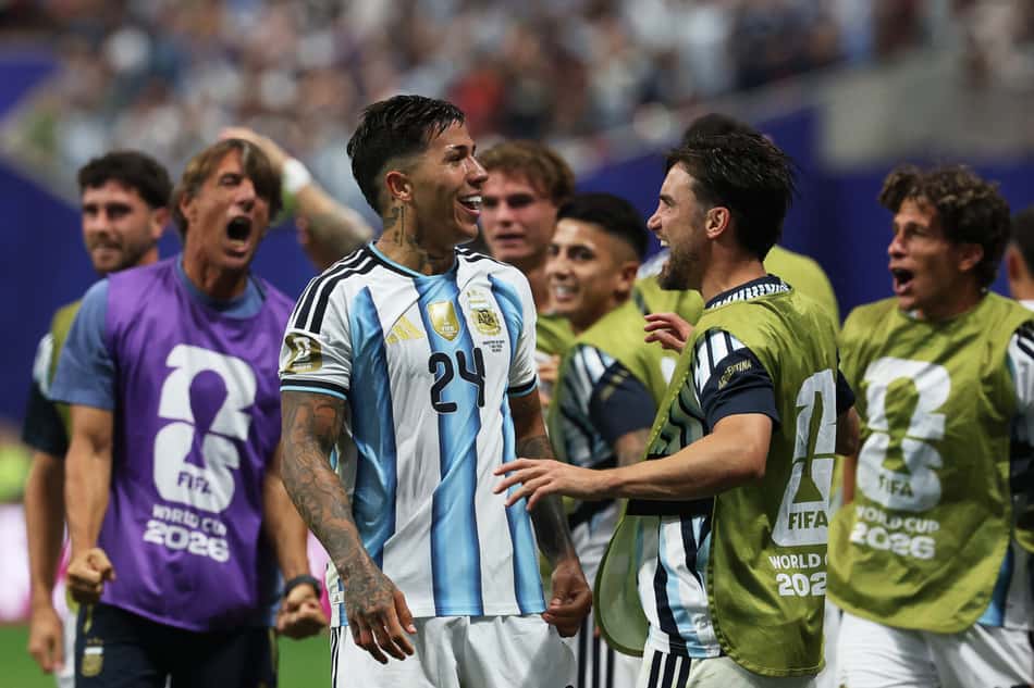 Enzo Fernandez celebrando após marcar contra o Egito na Copa do Mundo