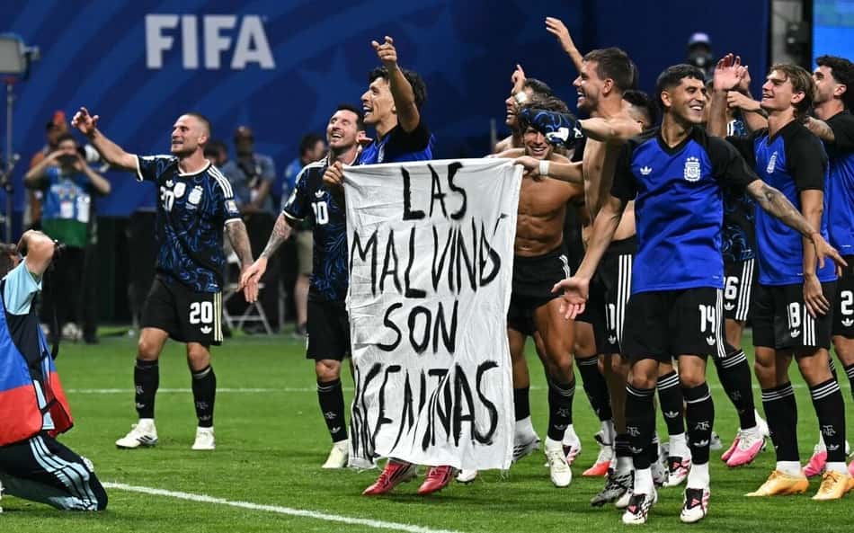 Jogadores da Argentina provocam ingleses com faixa das Malvinas; confira